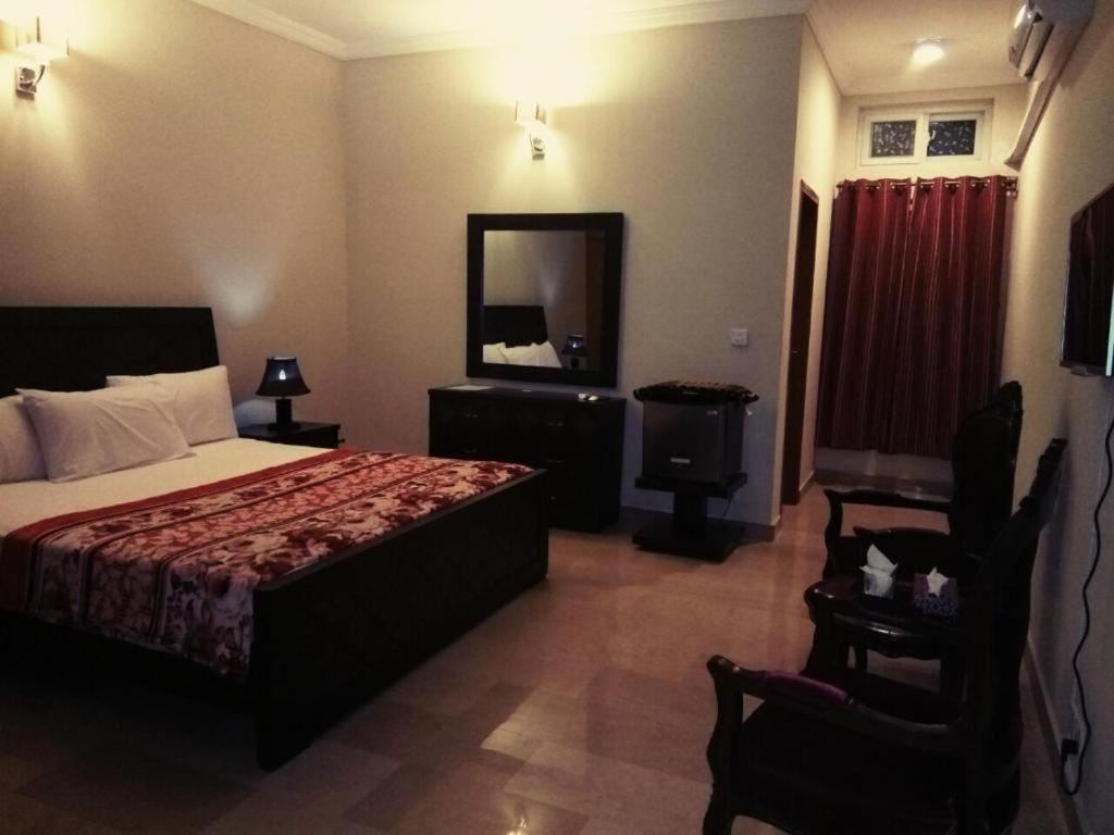 Royal Galaxy Bed & Breakfast Islamabad - For Families Only Exterior foto