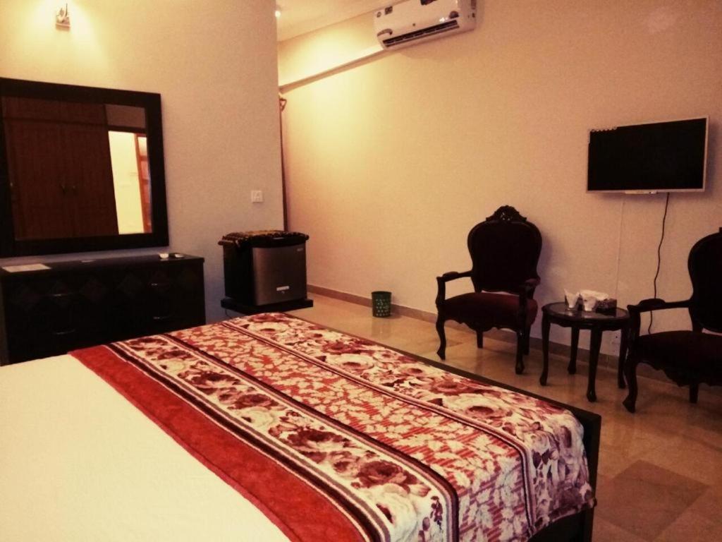 Royal Galaxy Bed & Breakfast Islamabad - For Families Only Exterior foto