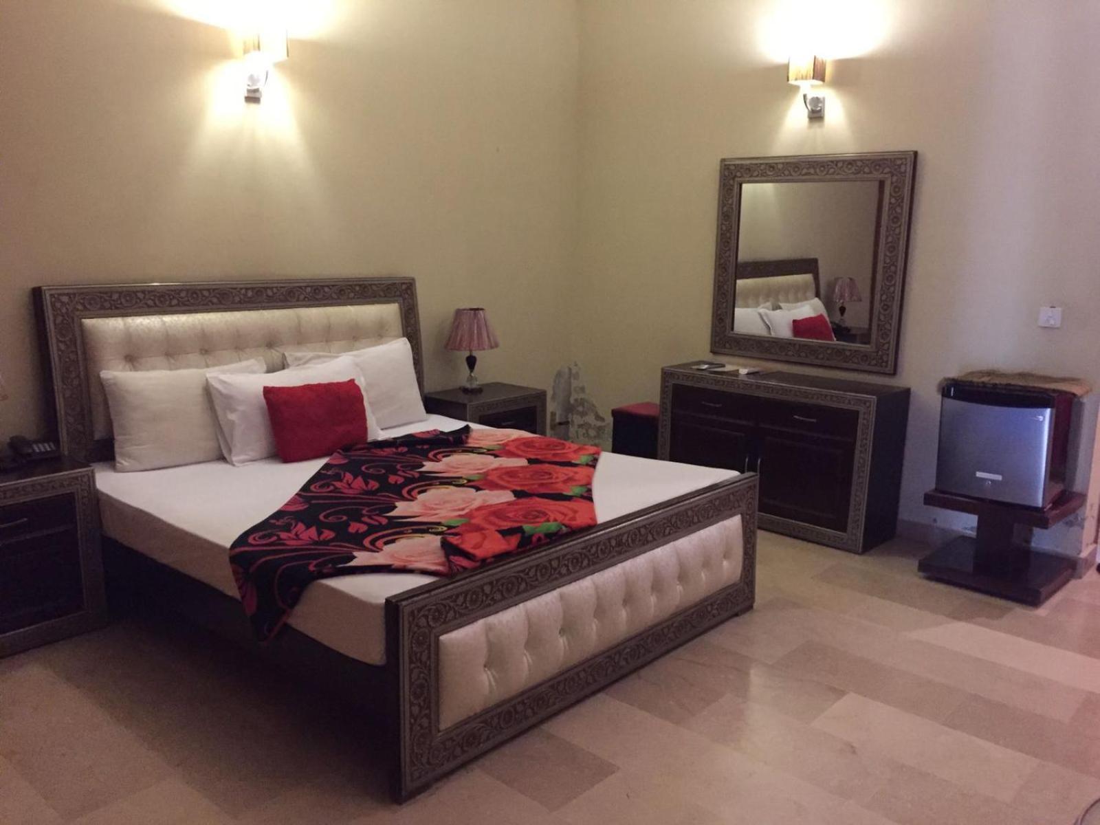 Royal Galaxy Bed & Breakfast Islamabad - For Families Only Exterior foto
