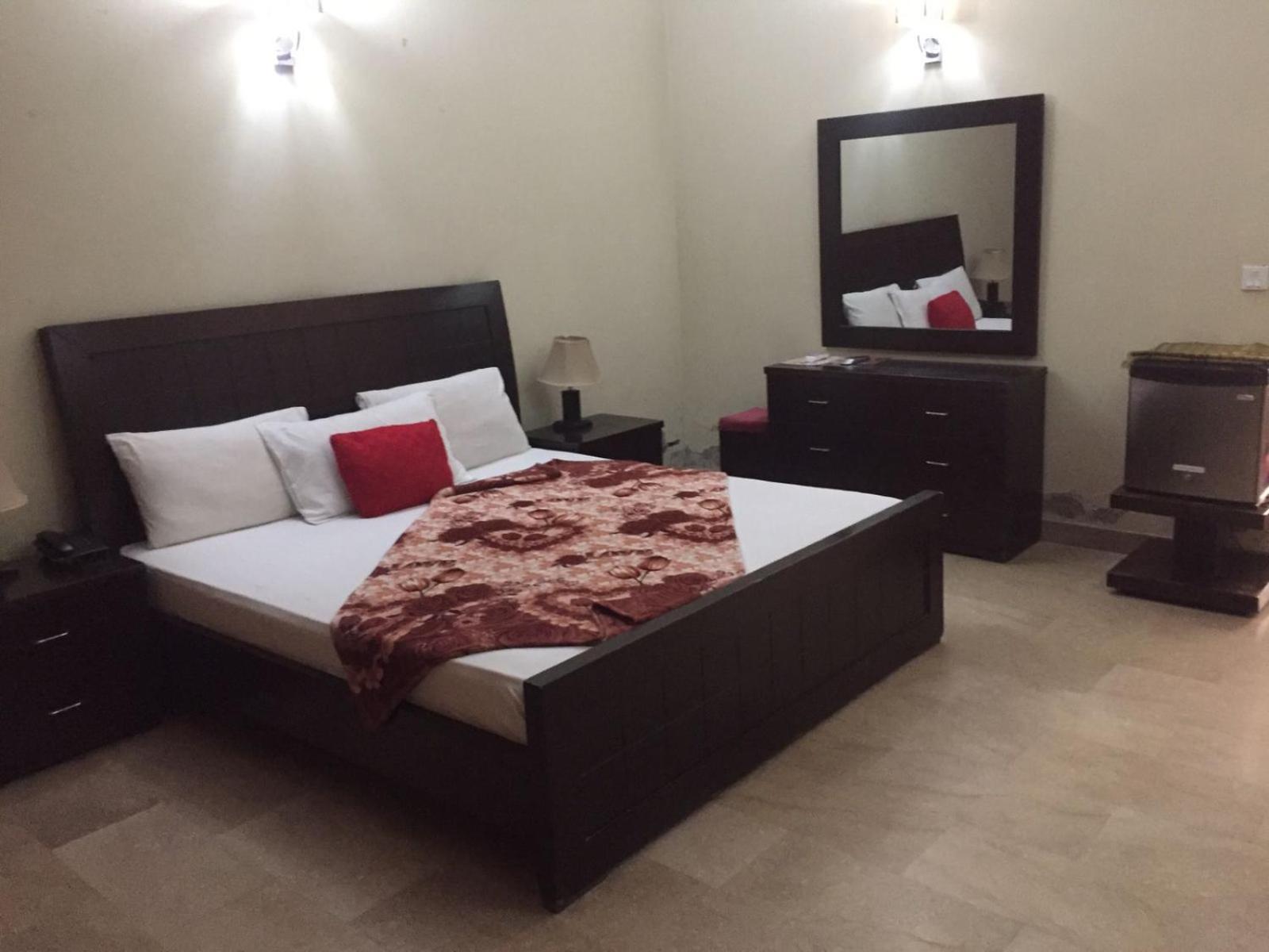 Royal Galaxy Bed & Breakfast Islamabad - For Families Only Exterior foto